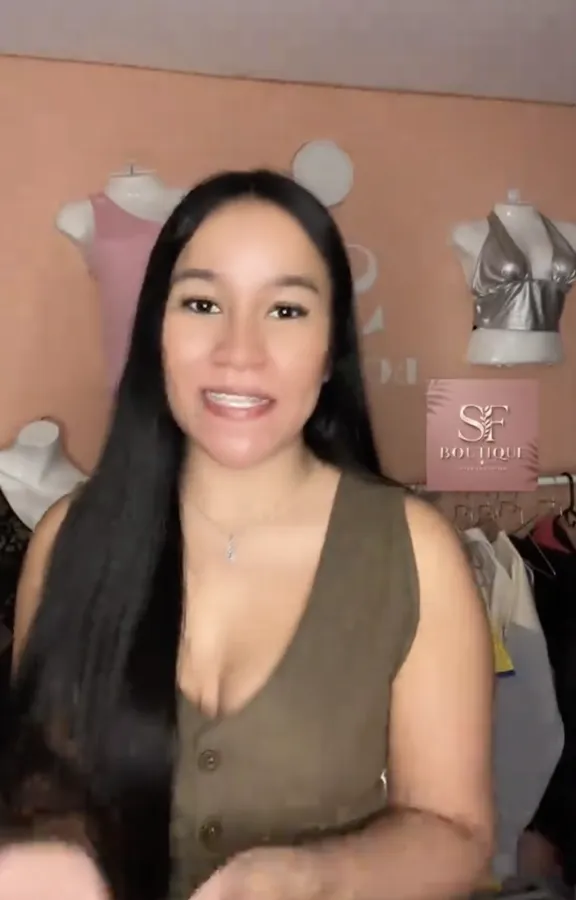 La anfitriona de SF Boutique saludando en un en vivo de TikTok